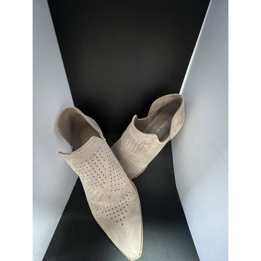 Woman’s Gianni Bini Ankle Boots, Pointed Toe, Everyday Wear